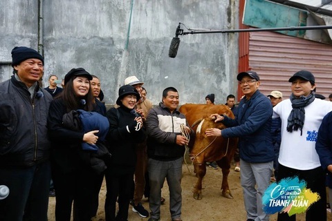 MC Lại Văn Sâm lúng túng nhận thử thách mang bò ra chợ bán- Ảnh 4. Với sự giúp sức của NSƯT Kim Tử Long, MC Lại Văn Sâm đã bán thành công chú bò giá cao