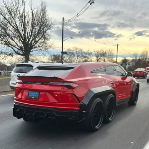 Lamborghini Urus 6 bánh độc bản toàn cầu, giá có thể gấp đôi bản đang bán ở Việt Nam- Ảnh 2. Chiếc SUV 6x6 đã được bắt gặp vận hành bình thường. Tuy vậy xe vẫn được xưởng độ giữ lại để tùy biến thêm - Ảnh: Carscoops
