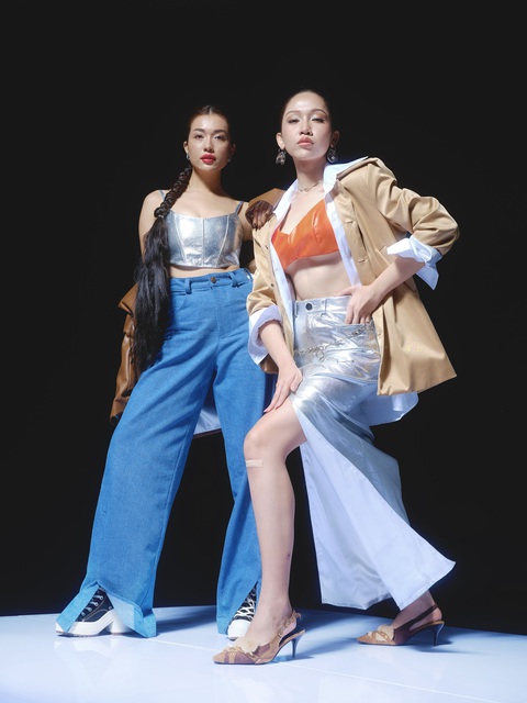 Lệ Hằng (trái) kết hợp cùng Đỗ Nhật Hà trong bộ ảnh. Á hậu Hoàn vũ Việt Nam phối crop-top và quần ống rộng còn Đỗ Nhật Hà kết hợp áo lửng như nội y màu cam và chân váy xẻ ánh kim. Lệ Hằng (trái) kết hợp cùng Đỗ Nhật Hà trong bộ ảnh. Á hậu Hoàn vũ Việt Nam phối crop top và quần ống rộng, còn Đỗ Nhật Hà kết hợp áo lửng như nội y màu cam và chân váy xẻ ánh kim.