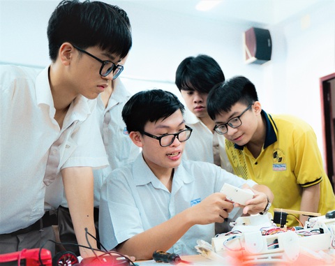 Lê Minh Đức (ngồi) cùng bạn học tìm hiểu về robot - Ảnh: THÀNH ĐOÀN Lê Minh Đức (ngồi) cùng bạn học tìm hiểu về robot - Ảnh: THÀNH ĐOÀN