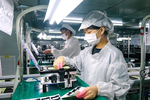 Chủ tịch Tập Cận Bình thăm Việt Nam: Nhiều kỳ vọng hợp tác mới giữa quan hệ Việt - Trung- Ảnh 5. Công nhân sản xuất trong nhà máy Biel Crystal Việt Nam vốn Trung Quốc tại Bắc Ninh - Ảnh: NGUYÊN BẢO