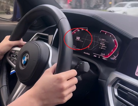 Xác minh video cô gái lái ô tô BMW lên tới 140km/h ở Thủ Đức- Ảnh 1. Đồng hồ trên ô tô thể hiện số km lên tới 140km/h - Ảnh: Cắt từ video