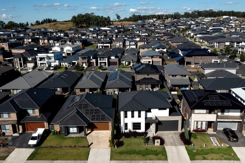 Australia tăng gấp 3 lần mức phí đối với người nước ngoài mua nhà- Ảnh 1. Những ngôi nhà mới xây ở ngoại ô Sydney, Australia. Ảnh minh họa. Nguồn: bloomberg.com