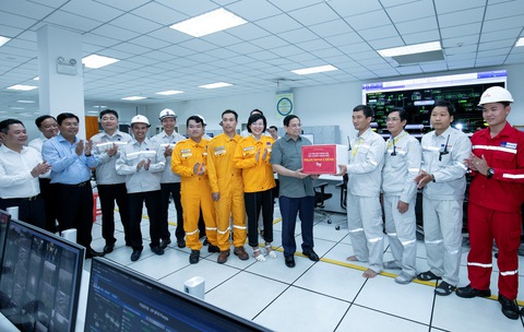 Thủ tướng: Cần tạo điều kiện mở rộng cụm Khí điện đạm Cà Mau- Ảnh 1. Thủ tướng Phạm Minh Chính tặng quà lưu niệm cho cán bộ, nhân viên Nhà máy Đạm Cà Mau