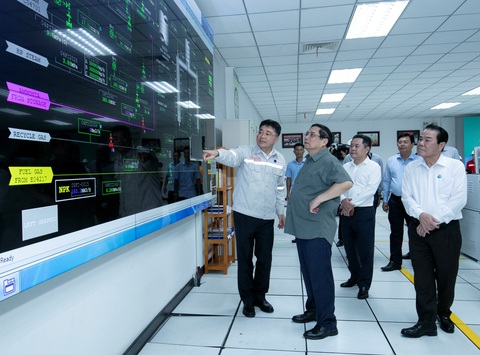 Thủ tướng: Cần tạo điều kiện mở rộng cụm Khí điện đạm Cà Mau- Ảnh 2. Ông Trần Ngọc Nguyên - chủ tịch HĐQT Công ty Cổ phần Phân bón Dầu khí Cà Mau giới thiệu với Thủ tướng hệ thống vận hành của Nhà máy Đạm Cà Mau