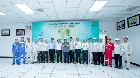 Thủ tướng: Cần tạo điều kiện mở rộng cụm Khí điện đạm Cà Mau- Ảnh 3. Thủ tướng Phạm Minh Chính chúc mừng Nhà máy Đạm Cà Mau đạt mốc 10 triệu tấn urê