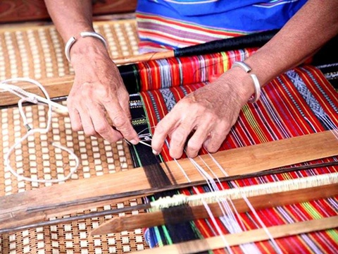 Phụ nữ S’tiêng gìn giữ nét đẹp nghề truyền thống- Ảnh 1. Những tấm thổ cẩm được dệt từ bàn tay khéo léo của người phụ nữ S’tiêng - Ảnh: HLHPN