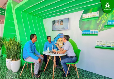 Ông Ngô Văn Lợi chia sẻ tại triển lãm