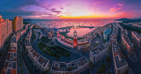 Ngày 'phá đảo' Sunset Town, đêm không ngủ với Countdown 2024 tại Phú Quốc- Ảnh 1. Thị trấn Hoàng Hôn - Sunset Town - điểm cầu chính của chương trình Countdown 2024 - Ảnh: Kim Liên