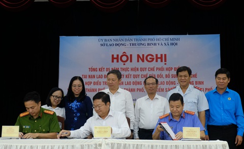 Hơn 61% tai nạn lao động chết người ở TP.HCM từ công trình xây dựng- Ảnh 1. Sở Lao động - Thương binh và Xã hội, Công an và Viện Kiểm sát nhân dân TP.HCM cùng ký quy chế phối hợp điều tra tai nạn lao động chết người và tai nạn lao động khác có dấu hiệu tội phạm ngày 11-12 - Ảnh: VŨ THỦY