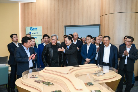 CEO Jensen Huang cam kết thành lập pháp nhân tại Việt Nam- Ảnh 2. CEO Ndivia tham quan mô hình 3D tại Trung tâm Đổi mới sáng tạo quốc gia - Ảnh: MPI