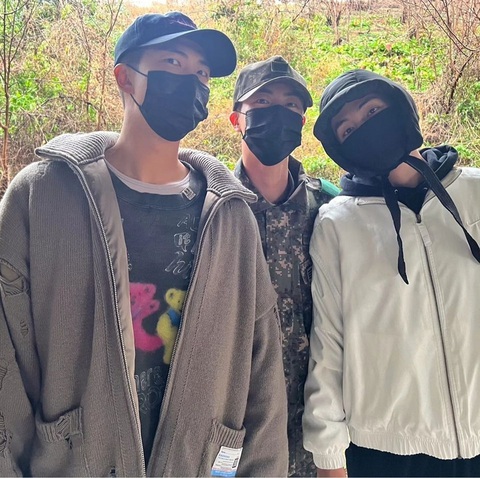 V và RM của BTS an ủi fan trước khi nhập ngũ- Ảnh 3. Jin đến tiễn hai thành viên cùng nhóm nhập ngũ