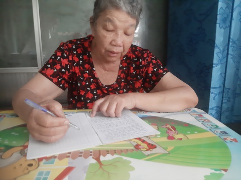 Yến sào Khánh Hòa, bạn đồng hành với sức khỏe gia đình- Ảnh 1. Bà Ngô Thị Hoa Đẹp viết bài trên giấy và được con trai gõ lại trên máy tính, gửi bài dự thi đến chương trình - Ảnh: HOÀNG KHIÊM