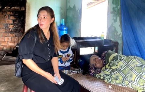 Ca sĩ Kiều Lệ đến thăm gia đình của be Phan Thị Ca và động viên tinh thần mẹ bé sớm vượt qua bệnh tật - Ảnh: Cắt từ video Ca sĩ Kiều Lệ đến thăm gia đình của bé Phan Thị Ca và động viên mẹ bé sớm vượt qua bệnh tật - Ảnh: NVCC
