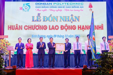 Ông Nguyễn Văn Lộc - chủ tịch HĐND tỉnh Bình Dương (thứ tư từ phải qua) tặng Huân chương Lao động hạng nhì theo quyết định của Chủ tịch nước cho ông Bùi Mạnh Lân - chủ tịch HĐQT và ban lãnh đạo Trường cao đẳng công nghệ cao Đồng An - Ảnh: B.S. Ông Nguyễn Văn Lộc - chủ tịch HĐND tỉnh Bình Dương (thứ tư từ phải qua) tặng Huân chương Lao động hạng nhì theo quyết định của Chủ tịch nước cho ông Bùi Mạnh Lân - chủ tịch HĐQT và ban lãnh đạo Trường cao đẳng công nghệ cao Đồng An - Ảnh: B.S.
