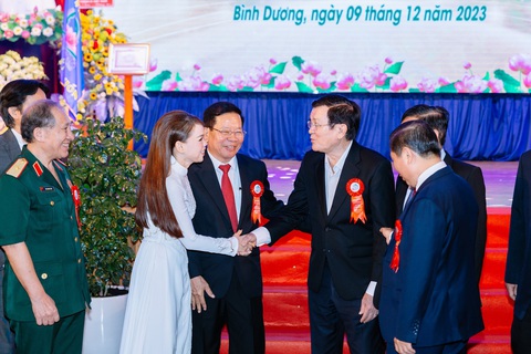 Nguyên Chủ tịch nước Trương Tấn Sang chúc mừng đại diện Trường cao đẳng công nghệ cao Đồng An - Ảnh: B.S. Nguyên Chủ tịch nước Trương Tấn Sang chúc mừng đại diện Trường cao đẳng công nghệ cao Đồng An nhân dịp 15 năm thành lập trường và đón nhận Huân chương Lao động hạng nhì - Ảnh: B.S.