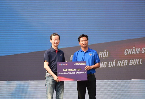 TGĐ TCP Việt Nam: ‘Song hành cùng sự phát triển của thanh niên công nhân'- Ảnh 3. Ông Saravoot Yoovidhya, CEO Tập đoàn TCP, góp mặt tại sự kiện tổng kết của chuỗi ngày hội, trực tiếp thăm hỏi và trao tặng những phần quà dành cho các thanh niên công nhân