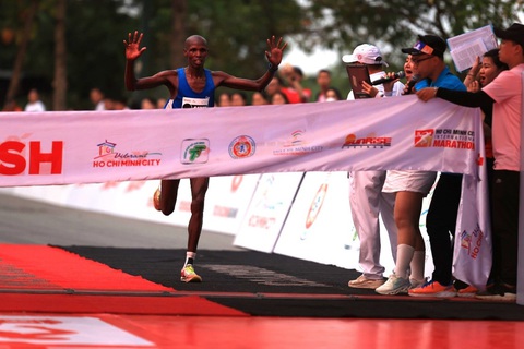 Techcombank Marathon 2023 đạt kỉ lục với hơn 15.000 người tham dự- Ảnh 1. Vận độg viên Kenya Yebei Edwin Kiptoo về nhất nội dung nam
