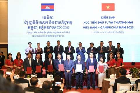 Thủ tướng Phạm Minh Chính và Thủ tướng Samdech Hun Manet chứng kiến lễ trao các thỏa thuận hợp tác giữa doanh nghiệp hai nước - Ảnh: VGP/Nhật Bắc Thủ tướng Phạm Minh Chính và Thủ tướng Hun Manet chứng kiến lễ trao các thỏa thuận hợp tác giữa doanh nghiệp hai nước - Ảnh: VGP/NHẬT BẮC