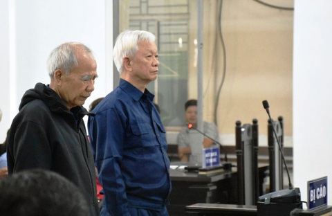Đề nghị phạt cựu chủ tịch Khánh Hòa Nguyễn Chiến Thắng 5-6 năm tù- Ảnh 1. Hai bị cáo Nguyễn Chiến Thắng (cựu chủ tịch UBND tỉnh Khánh Hòa, bên phải) và Đào Công Thiên (cựu phó chủ tịch UBND tỉnh Khánh Hòa) tại phiên tòa sơ thẩm - Ảnh: MINH CHIẾN