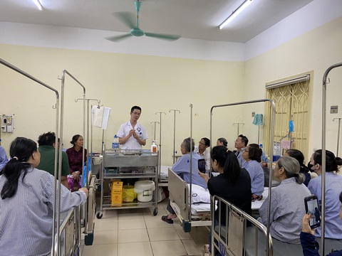 Gần 70% người đái tháo đường tiêm insulin sai, nhiều người phải cấp cứu- Ảnh 1. Hướng dẫn cách tiêm insulin cho bệnh nhân tại Bệnh viện Nội tiết trung ương