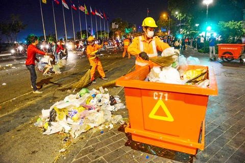 Đêm cuối tuần với công nhân quét rác- Ảnh 1. Sau những đêm cuối tuần, lễ hội khu vực trung tâm TP.HCM, đặc biệt là phố đi bộ Nguyễn Huệ luôn tràn lan rác thải - Ảnh: QUANG ĐỊNH