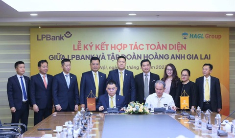Bắt tay bầu Đức, tiềm lực hệ sinh thái liên quan ông Nguyễn Đức Thụy mạnh cỡ nào?- Ảnh 1. Lễ ký kết giữa LPBank và HAGL hồi tháng 10-2023 - Ảnh: LPB