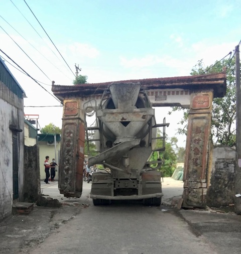 Ảnh vui 12-12: Ba cái thứ chỉ biết làm trò... đáng yêu!- Ảnh 5. Vừa tốn tiền xây nhà vừa tốn tiền sửa cái cổng làng.