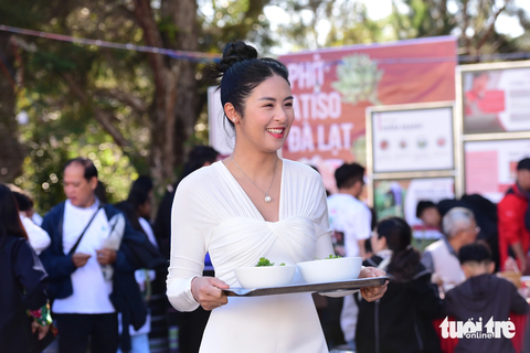 Hoa hậu Ngọc Hân phụ bưng phở cho các em học sinh - Ảnh: DUYÊN PHAN Hoa hậu Ngọc Hân phụ bưng phở cho các em học sinh - Ảnh: DUYÊN PHAN