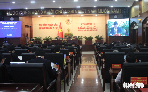 Tăng trưởng chỉ 2,58%, Đà Nẵng có giải pháp gì để phục hồi kinh tế?- Ảnh 3. Kỳ họp HĐND thành phố Đà Nẵng kiến nghị giải quyết, xử lý dứt điểm các dự án kéo dài - Ảnh: TRƯỜNG TRUNG