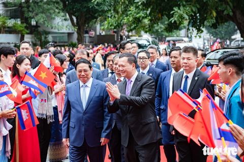 Thủ tướng Phạm Minh Chính và Thủ tướng Hun Manet giao lưu với sinh viên hai nước- Ảnh 1. Thủ tướng Phạm Minh Chính và Thủ tướng Campuchia Hun Manet nhận được sự chào đón nồng nhiệt từ sinh viên Đại học Ngoại thương - Ảnh: NAM TRẦN