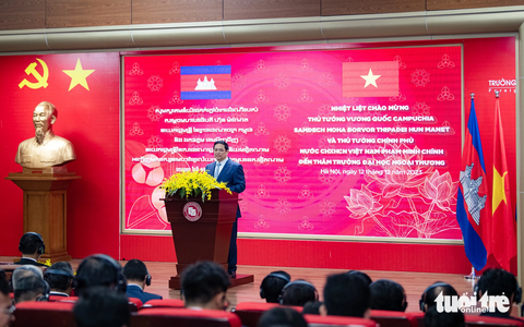 Thủ tướng Phạm Minh Chính và Thủ tướng Hun Manet giao lưu với sinh viên hai nước- Ảnh 2. Thủ tướng Phạm Minh Chính cho rằng thế hệ trẻ hai nước ngày nay đang có hành trang tri thức ngày càng toàn diện và hiện đại hơn nhưng cũng cần luôn trân trọng truyền thống đoàn kết, hy sinh, hỗ trợ lẫn nhau giữa hai dân tộc, từ đó quyết tâm bồi đắp tình hữu nghị giữa Việt Nam - Campuchia - Ảnh: NAM TRẦN