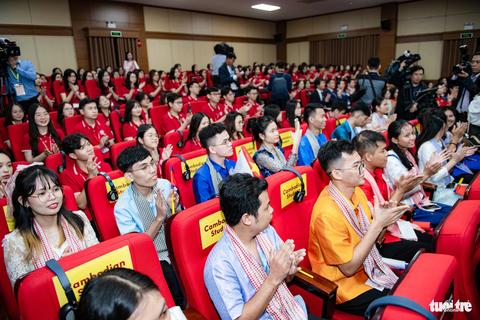 Thủ tướng Phạm Minh Chính và Thủ tướng Hun Manet giao lưu với sinh viên hai nước- Ảnh 4. "Trường đại học Ngoại thương đã đào tạo nhiều sinh viên Campuchia trong các chương trình đào tạo ngành kinh tế, kinh doanh, thương mại và quan hệ kinh tế Á - Âu, quản trị đổi mới sáng tạo và nhiều lĩnh vực khác", PGS.TS Bùi Anh Tuấn, hiệu trưởng FTU, cho biết - Ảnh: NAM TRẦN