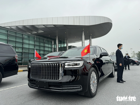 Chiếc xe Hồng Kỳ chở Tổng bí thư, Chủ tịch nước Trung Quốc Tập Cận Bình và phu nhân đã đến nhà ga VIP A sân bay quốc tế Nội Bài - Ảnh: NGUYỄN KHÁNH Chiếc xe Hồng Kỳ chở Tổng bí thư, Chủ tịch nước Trung Quốc Tập Cận Bình và phu nhân đã đến nhà ga VIP A sân bay quốc tế Nội Bài - Ảnh: NGUYỄN KHÁNH