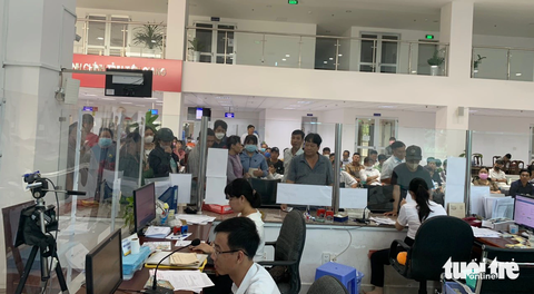 Người dân ùn ùn đi đổi giấy phép lái xe vì tin đồn- Ảnh 1. Rất nhiều người đến Trung tâm phục vụ hành chính công tỉnh Tiền Giang đổi giấy phép lái xe mỗi ngày vì tin đồn - Ảnh: HOÀI THƯƠNG