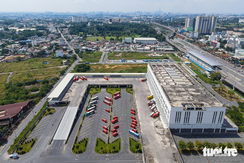 Đăng ký tuyến nhưng không chạy, 13 đơn vị vận tải ở TP.HCM bị đình chỉ hoạt động- Ảnh 1. 13 đơn vị vận tải bị đình chỉ vì không hoạt động tuyến cố định liên tỉnh đi và đến bến xe Miền Đông mới trong 60 ngày. Trong ảnh là toàn cảnh bến xe Miền Đông mới (TP Thủ Đức) - Ảnh: CHÂU TUẤN