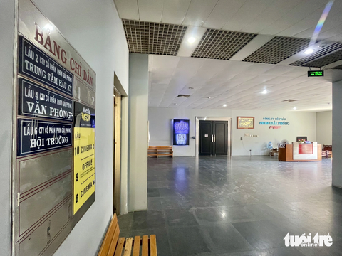Phim Giải Phóng nợ thuế hơn 53,3 tỉ đồng, hiện trạng ra sao?- Ảnh 3. Tầng trệt rộng rãi, đặt bàn lễ tân, trong bản chỉ dẫn giới thiệu vị trí làm việc của các nhân viên hãng phim - Ảnh: THÁI THÁI