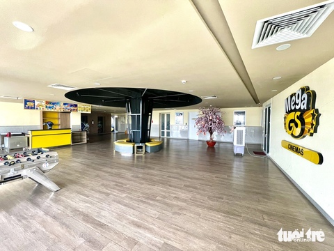Phim Giải Phóng nợ thuế hơn 53,3 tỉ đồng, hiện trạng ra sao?- Ảnh 10. Một trong những tầng cho đơn vị khác thuê, trong ảnh là khu vực chờ của rạp chiếu phim tầng 8 - Ảnh: HỒ LAM