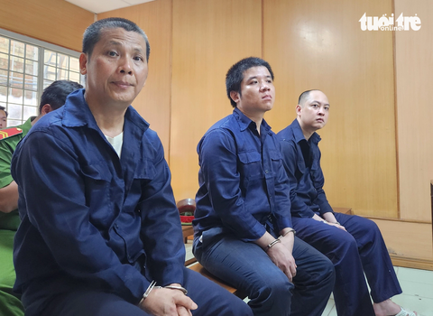 Ngụy trang gần 100kg ma túy trong sọt mắm cá, 3 người lãnh án tử hình- Ảnh 1. Các bị cáo trong đường dây vận chuyển, tàng trữ trái phép chất ma túy tại tòa - Ảnh: ĐAN THUẦN