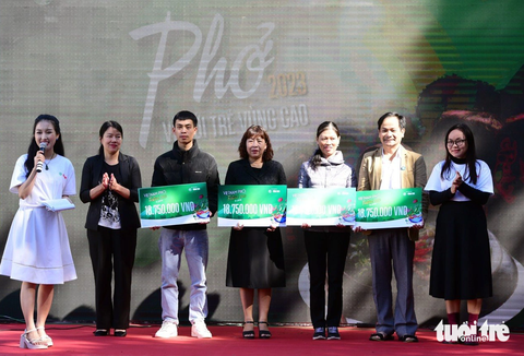 Ban tổ chức trao 75 triệu đồng trích từ tiền bán vé 100 yen/vé ở Vietnam Phở Festival ở Nhật Bản - Ảnh: DUYÊN PHAN Ban tổ chức trao 75 triệu đồng trích từ tiền bán vé 100 yen/vé ở Vietnam Phở Festival ở Nhật Bản - Ảnh: DUYÊN PHAN
