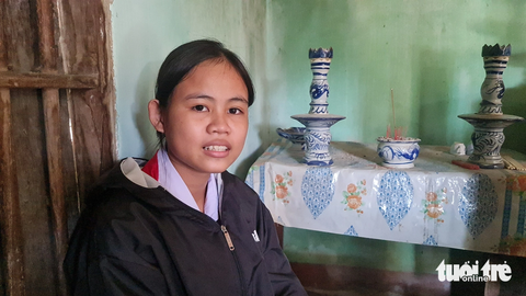 Phan Thị Ca vui mừng khôn xiết vì gia đình được nhiều người giúp đỡ và mẹ của em có thêm hi vọng chữa trị bệnh - Ảnh: LÂM THIÊN Em Phan Thị Ca vui mừng khôn xiết vì gia đình được nhiều người giúp đỡ và mẹ của em có thêm hy vọng chữa trị bệnh - Ảnh: LÂM THIÊN