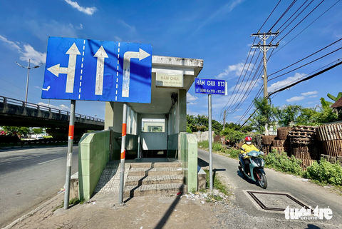 TP.HCM: Hầm đi bộ thành nơi ăn ngủ, hút chích, chủ đầu tư phải cầu cứu công an- Ảnh 2. Trong ảnh là hầm đi bộ BT3 - nơi người dân có thể đi bộ xuyên qua quốc lộ 1 (khu vực nút giao Bình Thuận) - Ảnh: CHÂU TUẤN
