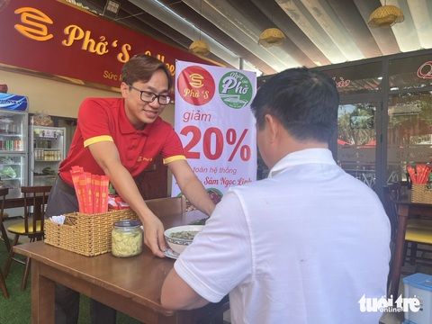 Quán phở giảm giá nhiều ngày hưởng ứng Ngày của phở 12-12- Ảnh 1. Hoa Hồi Vàng Nguyễn Tự Tin tự tay phục vụ khác trong Ngày của phở 12-12 - Ảnh: Đ.H