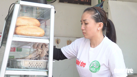 Hoa hồi vàng Nguyễn Tiêu Bích Trân Trân tất bật chan nước dùng cho thực khách thưởng thưcd Ngày của Phở 12/12. Ảnh: Đ.H Hoa hồi vàng Nguyễn Tiêu Bích Trân Trân tất bật chan nước dùng cho thực khách Ngày của phở 12-12 - Ảnh: Đ.H