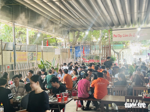 Đông đảo thực khách thưởng thức phở Thy - Ảnh: Đ.H Đông đảo thực khách thưởng thức phở Thy - Ảnh: Đ.H