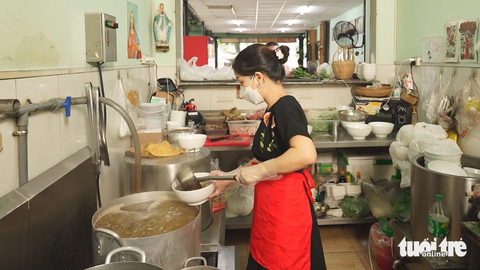 Hoa hồi vàng Nguyễn Ngọc Khánh Thy tất bật với nồi phở - Ảnh: Đ.H Hoa hồi vàng Nguyễn Ngọc Khánh Thy tất bật với nồi phở - Ảnh: Đ.H