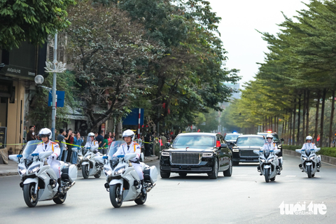 Những hình ảnh ấn tượng ngày đầu tiên Tổng bí thư, Chủ tịch Tập Cận Bình thăm Việt Nam- Ảnh 4. Xe Hồng Kỳ chở Tổng bí thư, Chủ tịch Trung Quốc Tập Cận Bình và phu nhân đi trên đường phố Hà Nội - Ảnh: DANH KHANG
