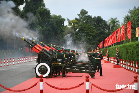 Những hình ảnh ấn tượng ngày đầu tiên Tổng bí thư, Chủ tịch Tập Cận Bình thăm Việt Nam- Ảnh 8. Lễ đón cấp nhà nước Tổng bí thư, Chủ tịch nước Trung Quốc Tập Cận Bình diễn ra tại Phủ Chủ tịch chiều 12-12 có nghi thức bắn 21 loạt đại bác chào mừng - Ảnh: VIỆT TRUNG