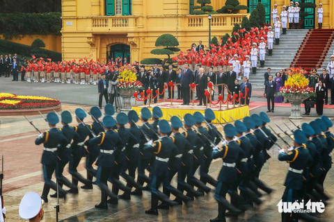 Những hình ảnh ấn tượng ngày đầu tiên Tổng bí thư, Chủ tịch Tập Cận Bình thăm Việt Nam- Ảnh 9. Tổng bí thư Nguyễn Phú Trọng và Tổng bí thư, Chủ tịch nước Trung Quốc Tập Cận Bình chứng kiến đội danh dự diễu hành tại lễ đón - Ảnh: NGUYỄN KHÁNH