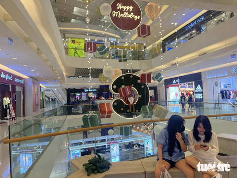 Săn sale 12-12: chợ mạng nhộn nhịp, trung tâm thương mại lạnh nhạt- Ảnh 1. Các trung tâm mua sắm tổ chức nhiều chương trình trong dịp cuối năm, thay vì dồn vào những đợt khuyến mãi theo ngày - Ảnh: N.BÌNH